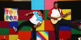 01-AmazingToybox_performance1