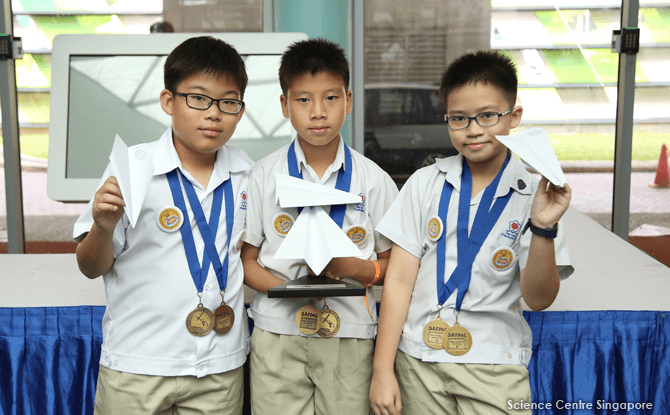 01-Flying-Rocket-Category-A-Student-Class-Champions-from-Pei-Hwa-Presbyterian-Primary-School-with-their-paper-planes