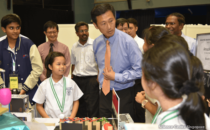 Mr Ong Ye Kung visiting the booths of SAMC 2016 winners - St Hilda's Primary School