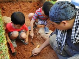01-archaeologist-in-singapore