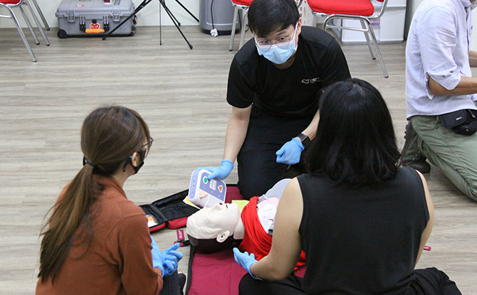 Singapore Heart Foundation Unveils Female CPR Manikin Vest