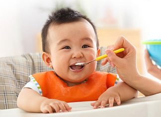 6 Tips & Tricks For Feeding Your Baby On The Go 6 Tips & Tricks For Feeding Your Baby On The Go