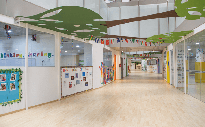 Located at the third level of Terminal 3, the MindChamps centre at Changi Airport opens up to a spacious common hallway. A special design allows sunlight to stream in from the high ceiling.