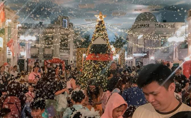 Experience a White Christmas in Singapore at Snowfall Party