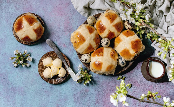 Easter Brunch 2021 In Singapore: Places to Hop To This Easter Sunday 1 Holiday Inn Singapore Atrium hot cross buns