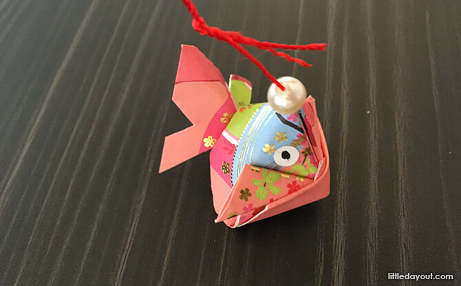 How to Make Chinese New Year Angpow Fishes 02a-HangingAngpowFishSide