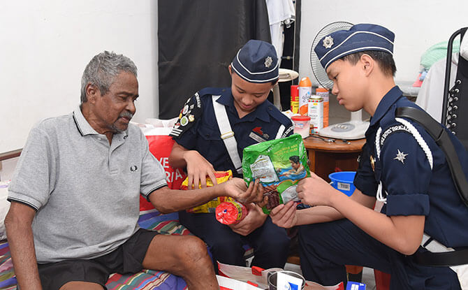 Mr Akbar Beig S/O Farid Beig, age 75, one of the General Wishes beneficiaries, receiving the food hamper which consists of easy-to-prepare food items.