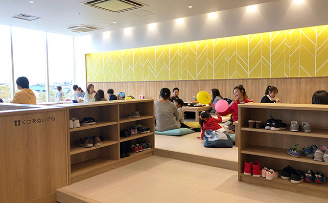 Japanese Food Court Has A Genius Idea For Seating Babies 1 Tatami Mats