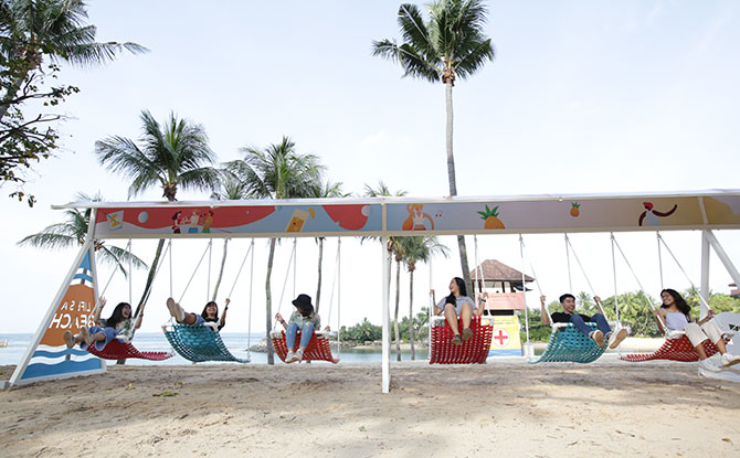 Singapore’s Longest Swing Lets 18 People Kick Their Feet Into The Air At The Same Time On Sentosa’s Palawan Beach 03-singapore-longest-swing-sentosa