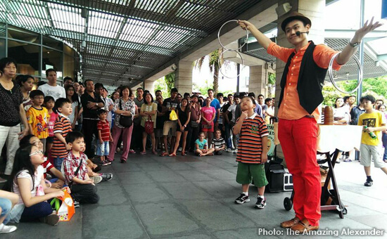 7 Reasons Why We Enjoyed the Sentosa Buskers Festival with Kids 03a-TheAmazingAlexander