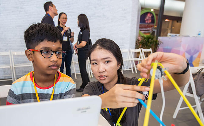 Code In The Community Programme Expands With Support From Google And IMDA To Provide Free Coding Classes To More Students 04-Code-in-the-Community-volunteers-and-students-having-a-preview-of-the-newly-announced-Applications-programme-that-will-be-launched-this-year-(4)-(Image-courtesy-of-Google)