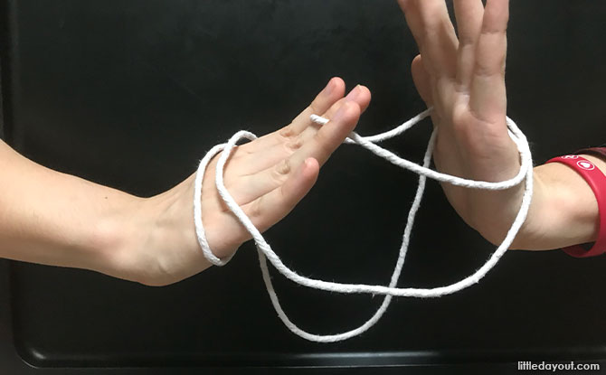 Catch the inner strand of the string with your middle fingers