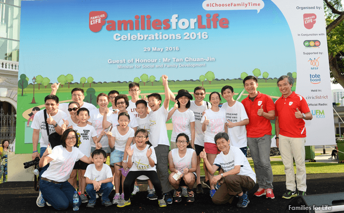 Mr Tan Chuan-Jin, Minister for Social and Family Development, and Mr Ching Wei Hong, Families for Life Council Chairman, with the Largest Family Contingent at the Families for Life Walk.