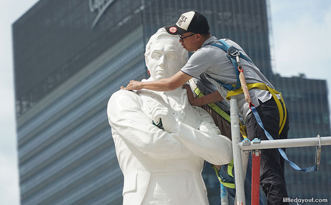 Cleaning of the Raffles Statue