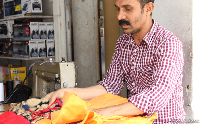 Sari maker - Views of Little India with kids