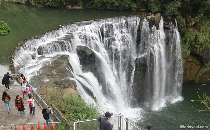 Visiting the Shifen waterfall with kids