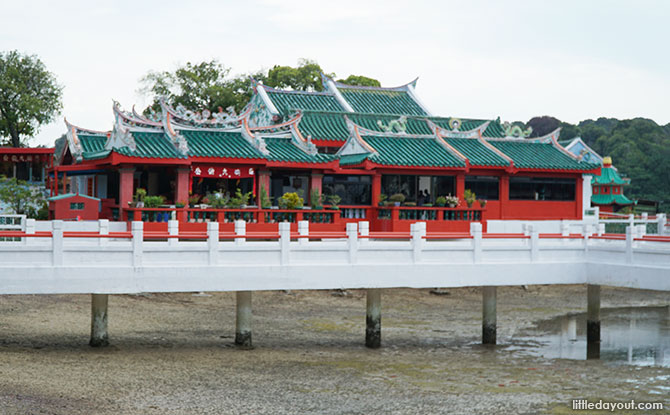 Pay a visit to the Chinese Temple