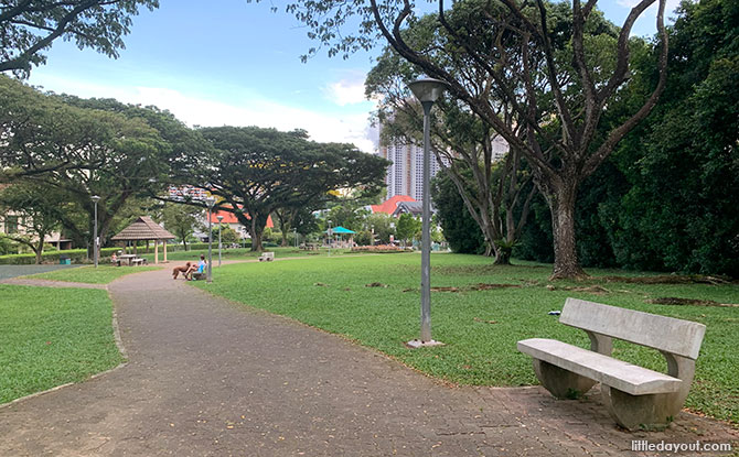Sunset Way Park: Small & Quiet Neighbourhood Park 3 Paths at Sunset Way Playground park