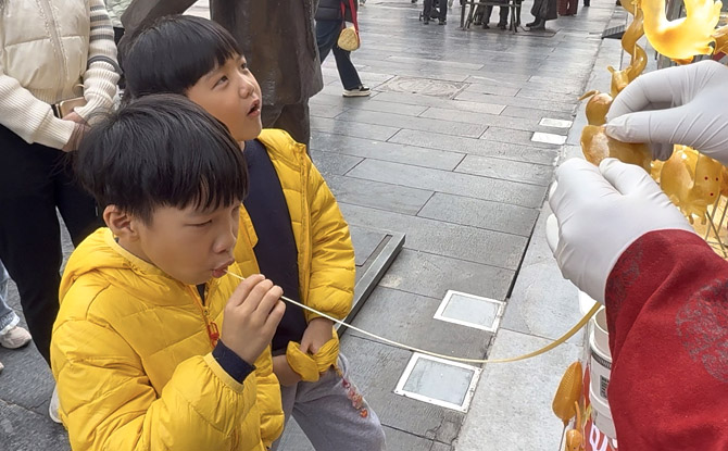 watching traditional blown sugar art (糖人) being made
