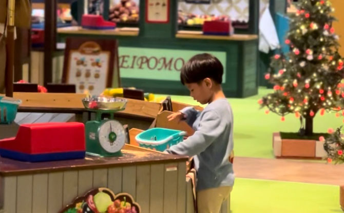 Role Play Leikkimokki: The pretend-play town described above.