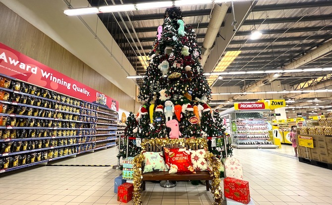 Giant X UOB Christmas Wishing Tree