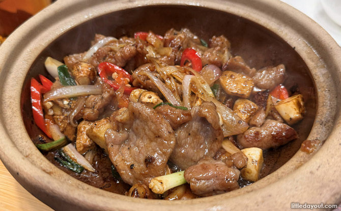Lo Hey HK Restaurant: Brand-new Cantonese Sizzling Claypot Series 4 Claypot Black Pepper Angus Beef Slices ($24.80)