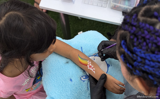 Pinkfong & Baby Shark Splash Wonder Water Park @ Sentosa - Water Play Meets Bouncy Castle Fun 9 Drop by the activities booth