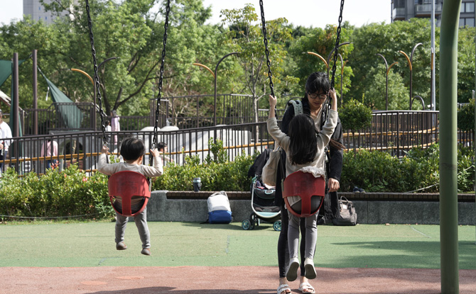 Da’an Forest Park: Wide paths, playgrounds, and lots of space for kids to run and climb