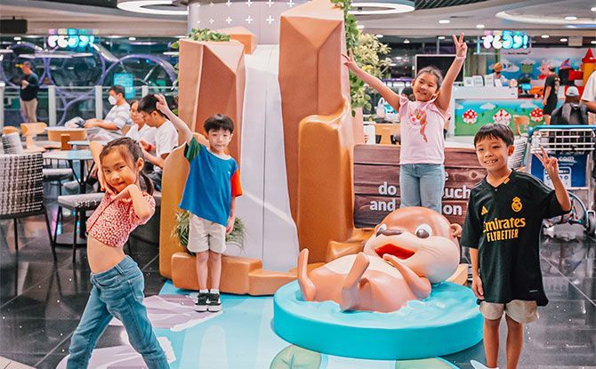 Tropical Play Forest Otter Photo Opportunities at Changi Airport