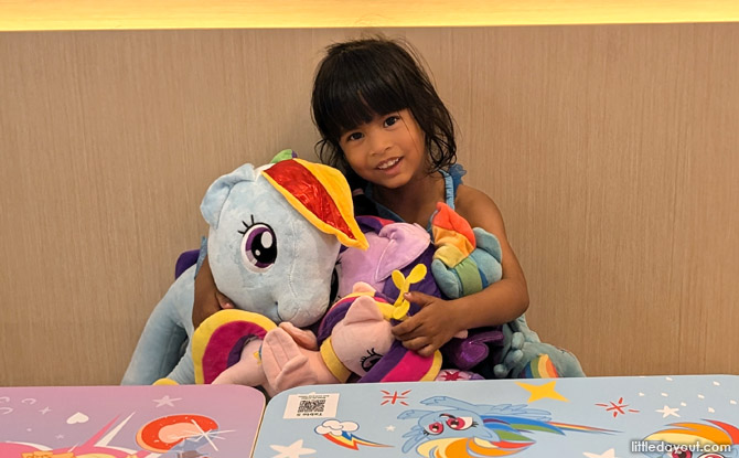 My Little Pony Gallops Into Wong Fu Fu: Themed Food, Magically Pretty Drinks And Blind-box Fun 2 Giant cuddly plushies