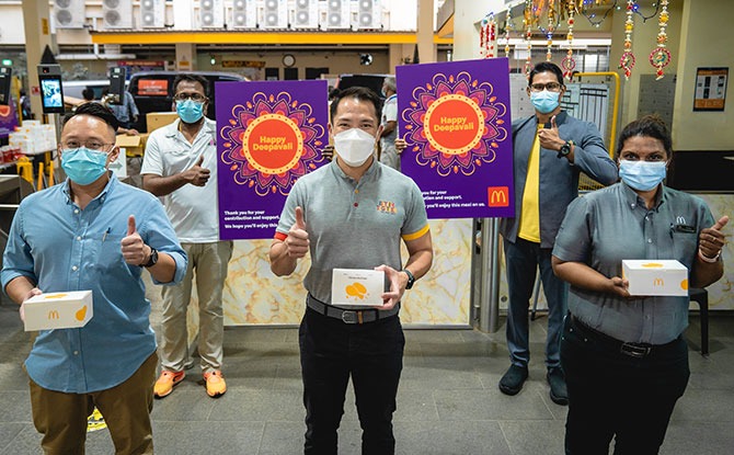 McDonald’s Singapore General Manager, Benjamin Boh (centre) and McDonald’s employees distribute the meals to residents of The Leo