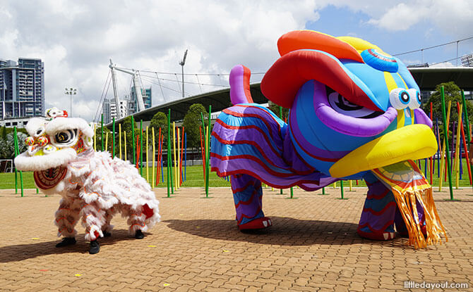 giant lions made of balloons