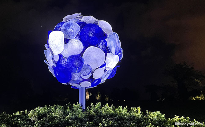 Must-See Exhibits At Dale Chihuly: Glass In Bloom At Gardens By The Bay 7 Moon