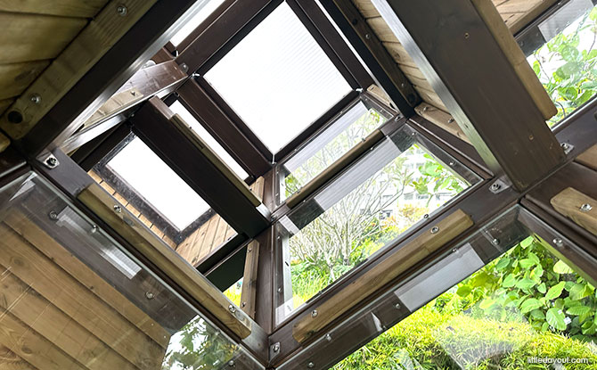 Alkaff Oasis Playgrounds: Pop-up Play Cube At The Rooftop 2 Crawl inside the Pop-up Play Cube