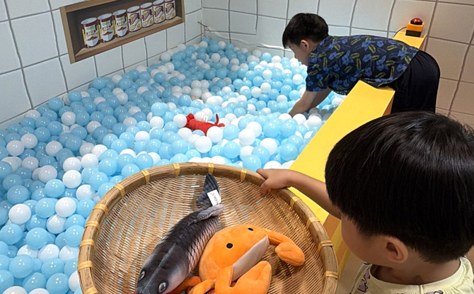 Bellygom Goes Local At Changi Airport: Singapore Adventure With The Pink Bear From 13 Mar To 3 May 4 five nostalgic, food-themed game stalls at the Bellygom Hawker Carnival