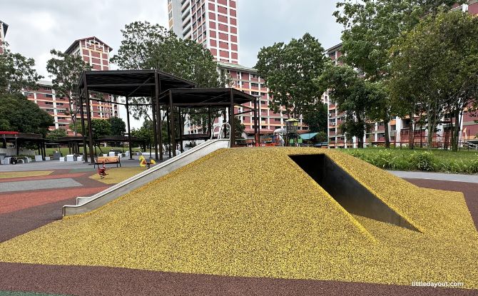 Bishan North Neighbourhood Park: New Swings At The Oval 3 play mound