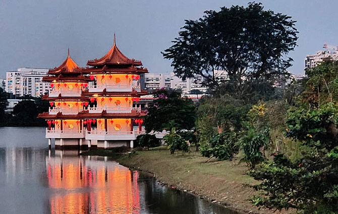 Chinese Garden Lunar New Year 2026: Lanterns & Light Show By Jurong Lake 4 Lanterns at the Twin Pagoda, Teahouse and Stoneboat