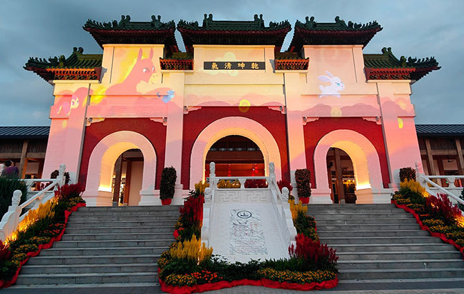 Chinese Garden Lunar New Year 2026: Lanterns & Light Show By Jurong Lake 2 Grand Arch Light Projection Show