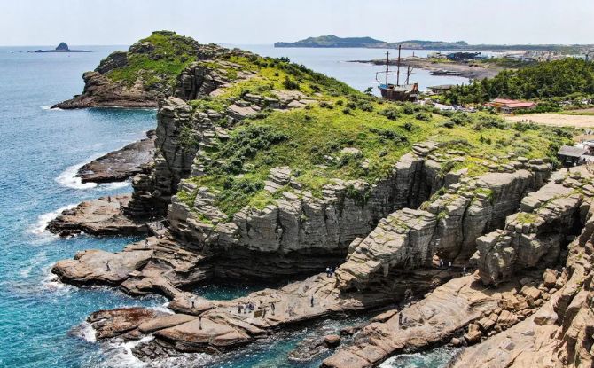 Jeju With Kids: 12 Fun & Exciting Places To Put On Your Travel Itinerary 5 Yongmeori Coast