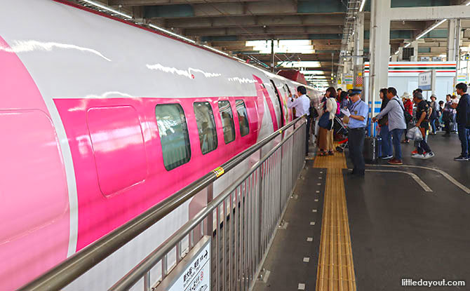 Hello Kitty Shinkansen at the Station