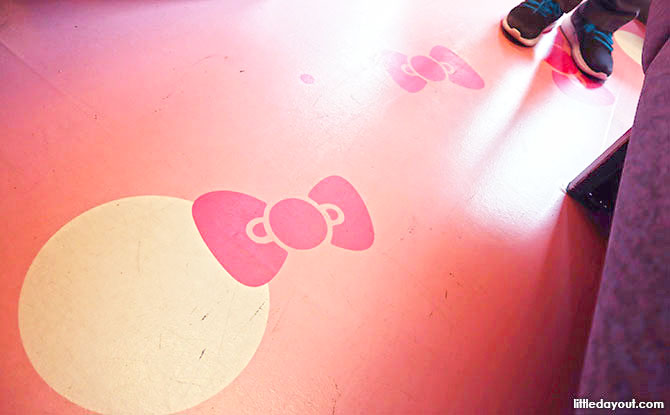 d16 Hello Kitty Shinkansen Pink Floor IMG 7151