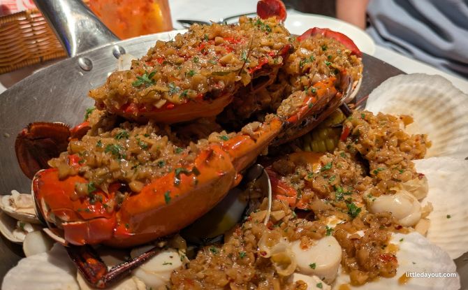 Dancing Crab Review: Enjoy Seafood Right Next To Sentosa 7 Live Crab Combo which brought us one crab, 350g of prawns, 500g of Hamaguri clams, four half-shell scallops, corn and Arabiki chicken sausages