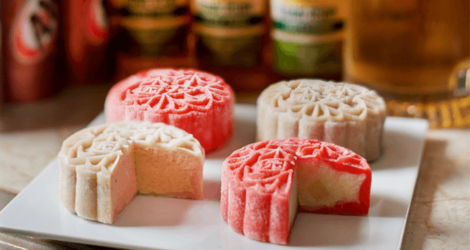 Beverage-inspired creations: Goodwood Park’s Root Beer (in cream colour) and Apple Cider snowskin mooncakes. Photo credit: Goodwood Park Hotel Singapore