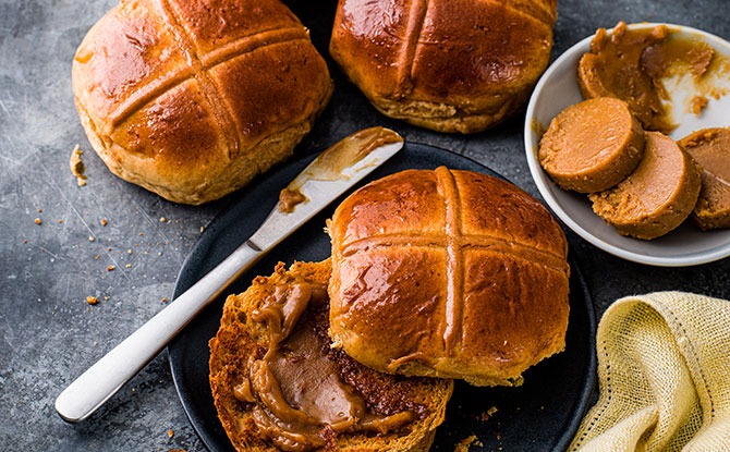 e-Marmite-and-cheese-hot-cross-buns Marks & Spencer Has 8 Types Of Hot Cross Buns, Including Savoury Cheese With Marmite