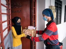 McDonald’s Singapore Delivers Hot Meals To Muslim Families-In-Need For Breaking Fast This Ramadan