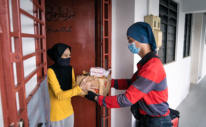 McDonald’s Singapore Delivers Hot Meals To Muslim Families-In-Need For Breaking Fast This Ramadan
