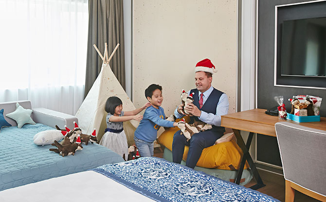 Orchard Hotel Launches Otter-Themed Family Staycation Package