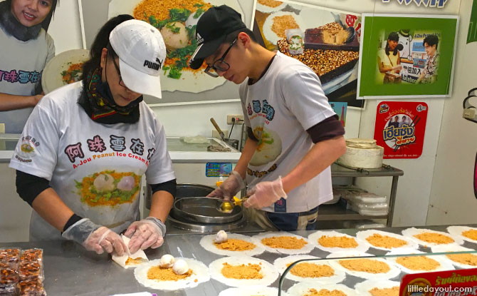 A-Zhu Peanut Ice Cream Roll is mentioned in almost every food blogger’s post about Jiufen. Who knew taro ice cream, grounded peanut and popiah skin went so well together?