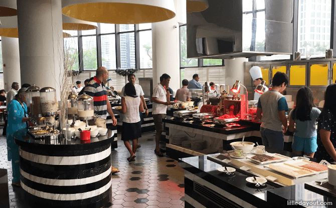 Breakfast buffet, Holiday Inn Atrium