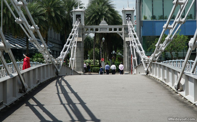 Cavenagh Bridge, Singapore River